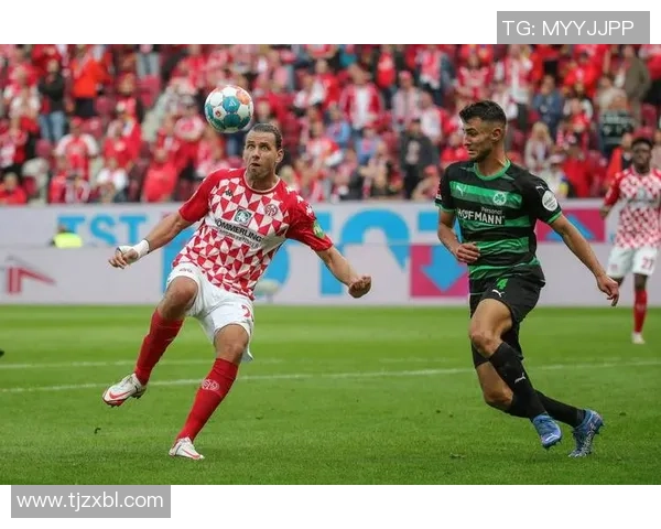 足球巨星凯特的辉煌之路与赛场内外的传奇故事