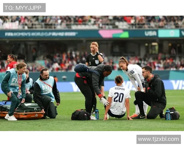 球星在足球场上不幸受伤瞬间被捕捉 赛场上痛苦倒地引发关注 球星在足球场上不幸受伤瞬间被捕捉 赛场上痛苦倒地引发关注