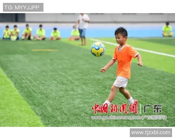 《探索业余足球球星的成长轨迹与挑战：他们如何在热爱与梦想中奋斗》